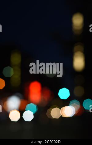 Les lumières hors foyer du bâtiment et du véhicule forment une impressioniste paysage urbain Banque D'Images