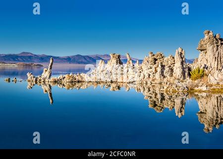 Mono, un grand lac peu profond, le lac de soude saline en Mono County, Californie, avec des formations de roche de tuf. Banque D'Images