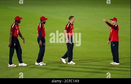 Le capitaine d'Angleterre Eoin Morgan (à droite) parle de tactiques avec Jofra Archer, Chris Jordan et Tom Curran (à gauche et à droite) lors du premier match Vitality IT20 au Ageas Bowl, à Southampton. Banque D'Images