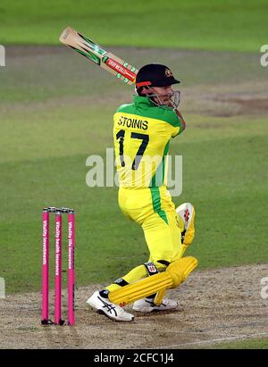 Le Marcus Stoinis d'Australie se batte lors du premier match Vitality IT20 au Ageas Bowl, à Southampton. Banque D'Images