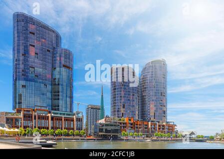 Perth, novembre 2019 : bâtiments modernes en verre de grande hauteur au parc aquatique Elizabeth Quay, centre-ville de Perth. Façade de l'hôtel de luxe le Ritz-Carlton Banque D'Images