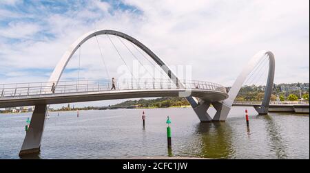 Perth, WA, novembre 2019 : le pont piétonnier Elizabeth Quay sur la Swan River - pont à double arcade pour piétons et cyclistes. Architecture moderne Banque D'Images