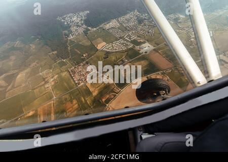 Vue aérienne depuis l'intérieur du cockpit d'un petit avion Banque D'Images