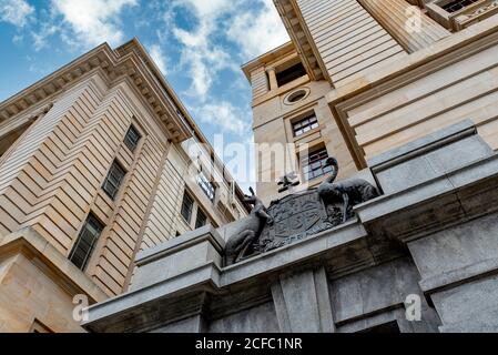 Perth, WA, novembre 2019 : armoiries australiennes avec kangourou et émeu, symbole du Commonwealth d'Australie, sur le bâtiment du bureau de poste général Banque D'Images