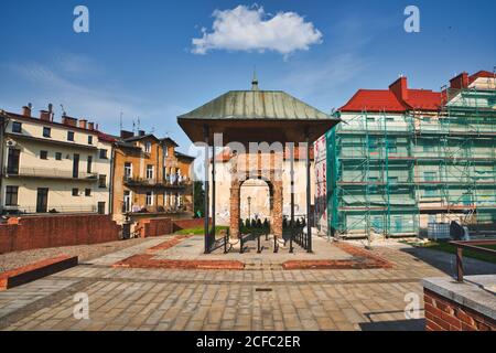 Tarnow, juin 2020: Vestiges de la synagogue juive, Bima ou bimah, également appelé Almemar ou Almemor. Lieu où Torah et Haftarah sont lus sur le SAB Banque D'Images