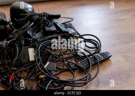 Déchets électroniques accumulés à la maison et recyclage Banque D'Images