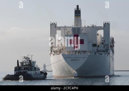 2020 : navire-hôpital USNS Mercy de la Marine américaine partant du port de Los Angeles pour San Diego. Banque D'Images