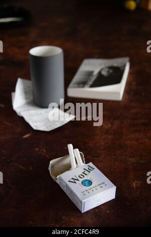 Cigarettes sur table en bois Banque D'Images