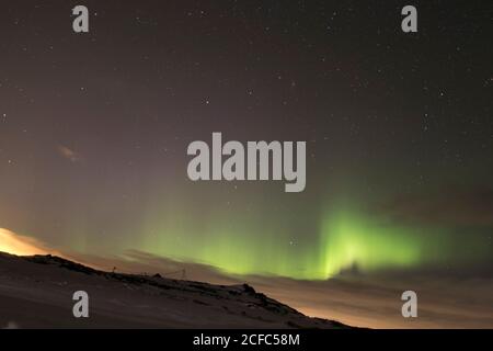 Aurores boréales aurores boréales au-dessus de l'Islande Reykjavik avec ciel étoilé Banque D'Images