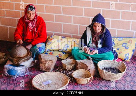 Les femmes berbères pressent les noix d'argan dans l'huile d'argan Banque D'Images