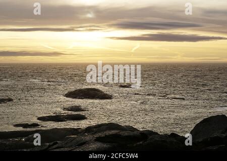 Des rochers lisses sur une côte vide avec des vagues de mer dans l'obscurité Ciel nocturne en Norvège Banque D'Images