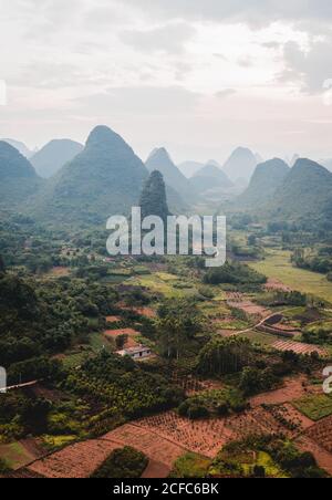 Ville côtière entourée de montagnes rocheuses Banque D'Images