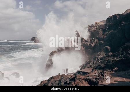 Vue depuis la falaise des vagues de l'océan s'écrasant contre d'énormes Falaises rocheuses sur l'île de Ténérife Banque D'Images