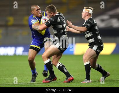 Le Leilani Latu de Warrington Wolves (à gauche) est attaqué par Jordan Lane du FC Hull et Jordan Johnstone (à droite) lors du match de la Super League de Betfred au stade Emerald Headingley, à Leeds. Banque D'Images