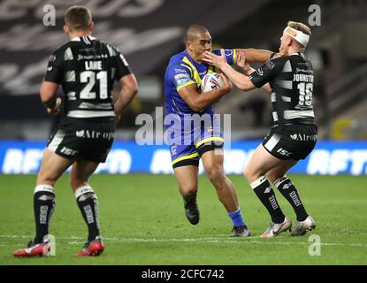 Leilani Latu (au centre) de Warrington Wolves est affrontée par Jordan Johnstone (à droite) du FC Hull lors du match de la Super League de Betfred au stade Emerald Headingley, à Leeds. Banque D'Images