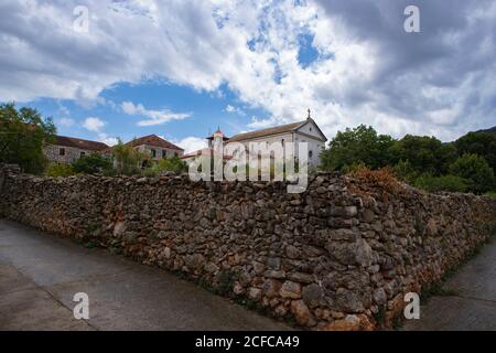 Stari grad/Croatie-5 août 2020: Belle église de Saint-Pierre avec monastère dominicain dans la ville historique de Stari grad sur l'île de Hvar, Croat Banque D'Images