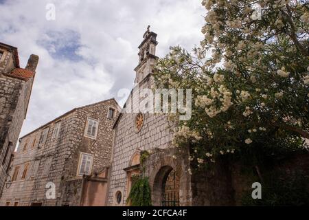 Stari grad/Croatie-5 août 2020 : petite chapelle dalmate faite de blocs de pierre nationaux traditionnels dans la plus ancienne ville de l'île de Hvar Banque D'Images