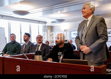 Joey Gibson (centre, sweatshirt foncé), de Vancouver, Washington, Patriot Prayer une décision à Portland, Oregon, le 8 novembre 2019 qu'un procès d'un million de dollars contre lui pour avoir organisé une émeute peut se poursuivre. Le juge Andrew Levin a statué dans la Cour du comté de Multnomah que Abram Goldman-Armstrong avait autorisé la poursuite d'une poursuite civile d'un million de dollars contre Joey Gibson, Patriot Prayer et certains de ses membres. L'action découle d'une violente bagarre de Mayday à l'extérieur de 'Cider Riot', un bar et une cadery appartenant à Goldman, et souvent fréquentés par les membres d'Antifa. (Photo de John Rudoff/Sipa USA) Banque D'Images