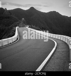 Perspective de route avec des virages, Tenerife, les Canaries. Photographie en noir et blanc. Paysage Banque D'Images