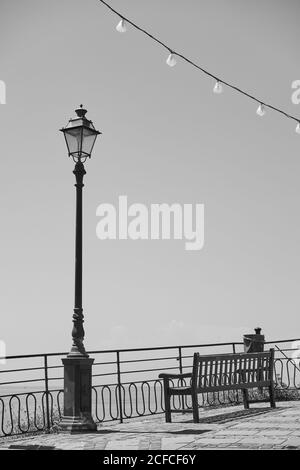 Promenade au bord de la mer avec lumière de rue vintage dans la ville de Bogliasco sur la riviera italienne en Ligurie, Gênes, Italie. Photographie en noir et blanc Banque D'Images