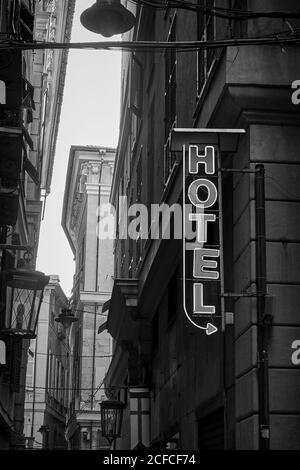 Rue de la ville et panneau de l'hôtel. Photographie urbaine en noir et blanc Banque D'Images