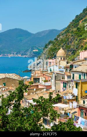 Vue sur la petite ville de Vernazza sur le bord de mer à Cinque Terre, Ligurie, Italie. Paysage italien pittoresque Banque D'Images