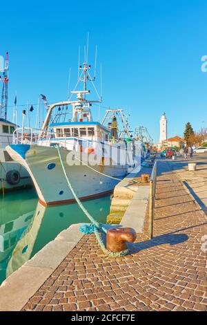 Bateaux de pêche dans le port de Rimini, Italie Banque D'Images