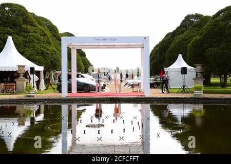 Les concours d'élégance vont une fois de plus rassembler une sélection de 60 des voitures les plus rares du monde, dont beaucoup n'auront jamais été vues auparavant au Royaume-Uni. De nombreuses voitures du Concours prendront également part à une excursion de 2 jours en voiture dans les jours précédant l'événement principal du Concours. De manière unique, le vainqueur du Concours d'élégance n'est pas choisi par un jury, mais par les propriétaires des voitures eux-mêmes. Chaque participant est invité à voter sur les autres modèles exposés pour décider quelle voiture est considérée comme la meilleure du salon. Banque D'Images