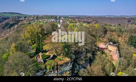 Vue de Klause avec chapelle de Johann von Luxembourg et traverser au cimetière militaire de Kastel, Kastel-Staadt, Saartal, Rhénanie-Palatinat, Banque D'Images