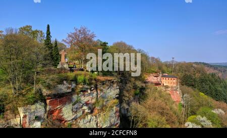 Vue de Klause avec chapelle de Johann von Luxembourg et traverser au cimetière militaire de Kastel, Kastel-Staadt, Saartal, Rhénanie-Palatinat, Banque D'Images