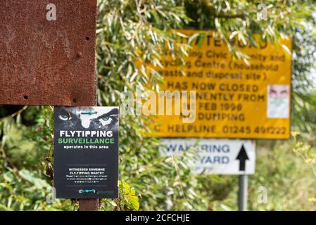 Flytipping, Fly tipping, signal d'avertissement de surveillance à Great Wakering, Essex, Royaume-Uni. Voie de campagne rurale sur la route vers le site d'élimination des déchets fermé Banque D'Images