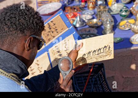 Ait Benhaddou, artiste vendeur, créatif, Maroc, énergie solaire, énergie, commerce, jeune homme, loupe Banque D'Images