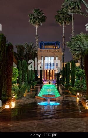 Jardin arabe, Hôtel Marriott le Méridien n'FIS, Marrakech, Maroc, nuit, éclairage Banque D'Images