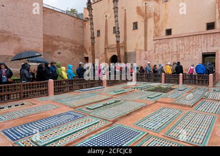 Marrakech, Maroc., tombes saadiennes, file d'attente des visiteurs, islamique, arabe, religion, design, archéologie Banque D'Images