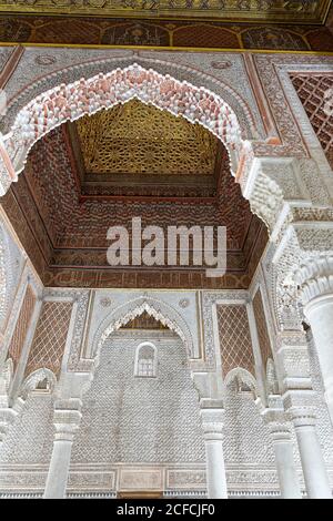 Architecture, plafond en bois sculpté, art de l'albâtre, colonnes en marbre, Marrakech, Maroc, tombes saadiennes, islamique, arabe, religion, Banque D'Images