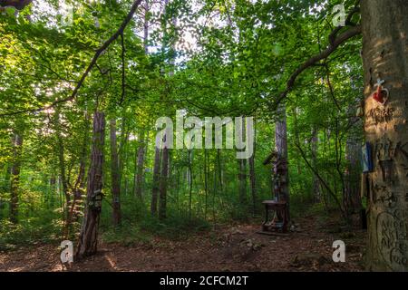 Baden, lieu de culte Waldandacht (dévotion forestière) avec crucifix et symboles chrétiens dans Wienerwald, Bois de Vienne, Niederösterreich / Bas Banque D'Images