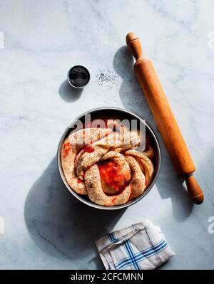 De dessus de la brioche fraîche de fraise sur la fabrication placé près coin cuisine et ustensiles de cuisine sur une table en marbre blanc moderne Banque D'Images