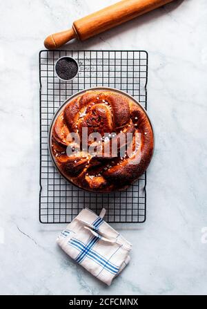 De dessus de la brioche fraîche de fraise sur la fabrication placé près coin cuisine et ustensiles de cuisine sur une table en marbre blanc moderne Banque D'Images