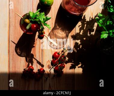 Vue de dessus du dessus de la Marie de sang vierge fraîche placée sur une table en bois avec fond noir Banque D'Images