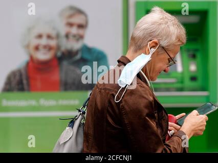 Kiev, Ukraine. 4 septembre 2020. Une femme avec un masque de visage sur l'oreille en utilisant son mobilephone. Credit: Pavlo Gonchar/SOPA Images/ZUMA Wire/Alay Live News Banque D'Images