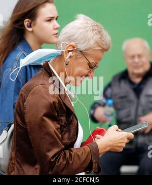 Kiev, Ukraine. 4 septembre 2020. Une femme avec un masque de visage sur l'oreille en utilisant son mobilephone. Credit: Pavlo Gonchar/SOPA Images/ZUMA Wire/Alay Live News Banque D'Images