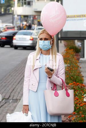 Kiev, Ukraine. 4 septembre 2020. Par mesure de précaution, une femme porte un masque facial tenant un ballon dans sa main. Credit: Pavlo Gonchar/SOPA Images/ZUMA Wire/Alay Live News Banque D'Images