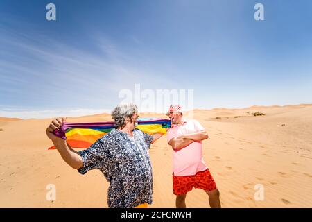 Un couple gay excitée dans le désert Banque D'Images