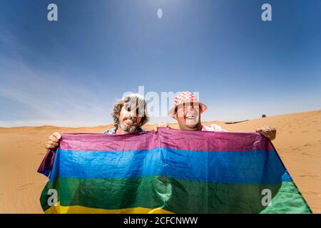 Un couple gay excitée dans le désert Banque D'Images