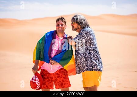 Un couple gay excitée dans le désert Banque D'Images