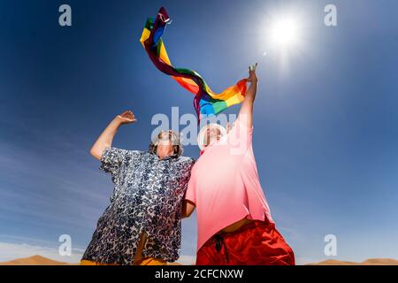 Un couple gay excitée dans le désert Banque D'Images