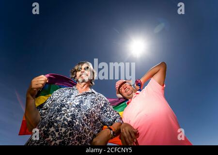 Un couple gay excitée dans le désert Banque D'Images