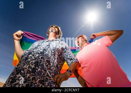 Un couple gay excitée dans le désert Banque D'Images