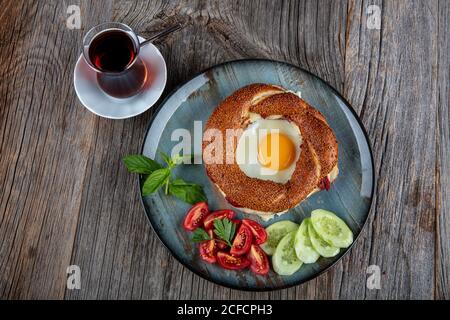 Délicieuse assiette de petit déjeuner composée de bagels, œufs, concombre et tomates. Banque D'Images