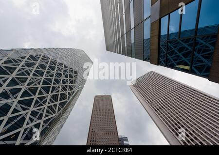 Bâtiments modernes dans un ciel nuageux Banque D'Images